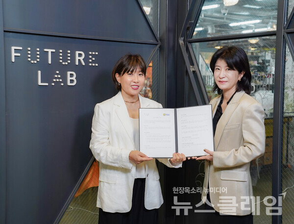 (왼쪽부터) 퓨처랩 백민정 센터장과 부산국제어린이청소년영화제 이현정 집행위원장이 양해각서를 들고 사진을 찍고 있다. 스마일게이트 퓨처랩 제공
