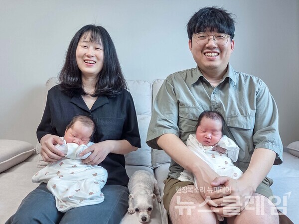 지난달 쌍둥이 출산으로 2000만원의 육아동행지원금을 받은 한화비전 강남경 책임(왼쪽) 가족. 한화갤러리아 제공