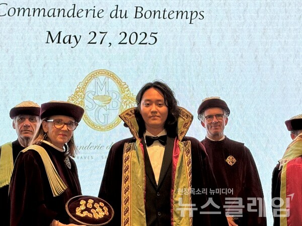 싱가포르에서 열린 국제와인 박람회 '빈엑스포 아시아'에서 '꼬망드리' 기사 작위를 받은 장세욱 롯데마트·슈퍼 주류팀 MD(상품기획자). 롯데마트 제공