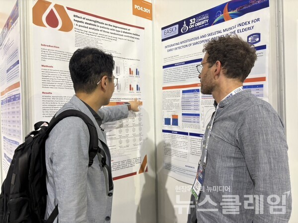 정창희 서울아산병원 내분비내과 교수(사진 왼쪽)가 참관객에게 연구 결과를 설명하고 있다. 대웅제약 제공