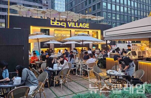 BBQ 빌리지 청계광장점이 1주년을 맞은 가운데 광화문·청계천 지역 핫플레이스로 자리 잡았다. BBQ 제공