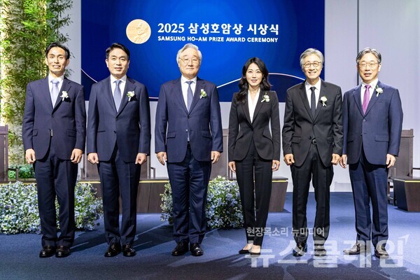 삼성호암상 수상자들이 30일 서울신라호텔 다이너스티홀에서 열린 ‘2025 삼성호암상 시상식’에서 기념 촬영을 하고 있다. (왼쪽부터)과학상 물리·수학부문 신석우 UC버클리 교수, 과학상 화학·생명과학부문 정종경 서울대 교수, 공학상 김승우 KAIST 명예교수, 의학상 글로리아 최 MIT 교수, 예술상 구본창 사진작가, 사회봉사상 김동해 사단법인 비전케어 이사장. 호암재단 제공 