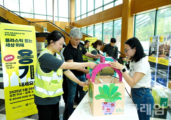 29일 오비맥주 청주공장 임직원이 세계 환경의 날을 맞아 용기내 캠페인에 참여하고 있다. 오비맥주 제고