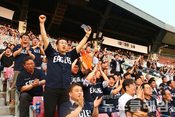 ㈜한화 임직원과 협력사 임직원들이 서울 잠실야구장에서  열린 야구 경기를 관람하며 한화 이글스의 선전을 응원하고 있다. 한화 제공