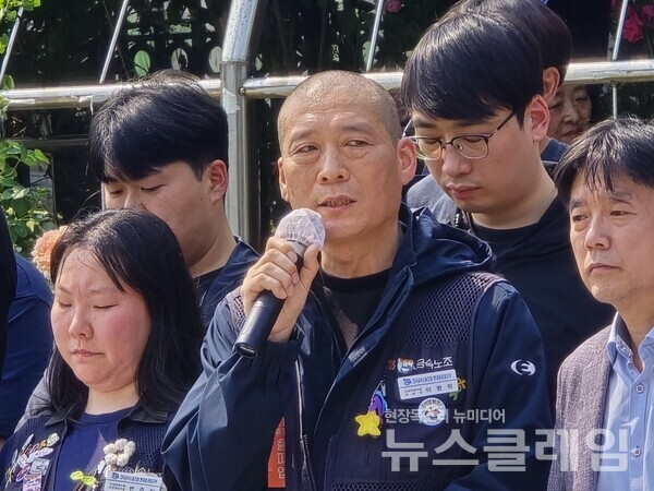 30일 오후 서울고등법원 앞에서 열린 '서진 근로자지위확인소송 2심 선고 기자회견'. 사진=김동길 기자