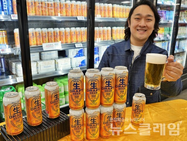 롯데마트 제타플렉스 잠실점 주류 코너에서 리얼 生드래프트 맥주를 홍보하는 송규현 MD 모습. 롯데쇼핑 제공