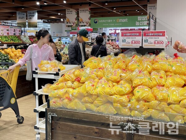 용산점 참외 매장. 이마트 제공