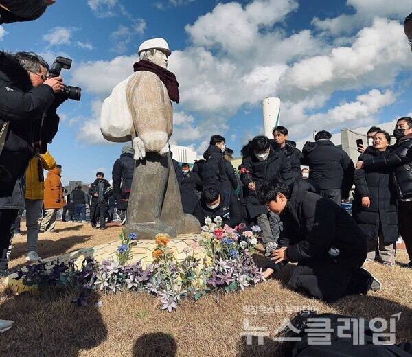 6일 태안화력발전소 사고 현장 앞 김용균 4주기 태안 현장추모제. 사진=김용균4주기 추모위원회