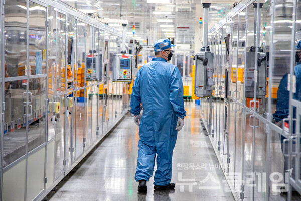 LG에너지솔루션 미시간 홀랜드 공장에서 직원이 배터리 생산 공정을 살펴보고 있다. LG에너지솔루션 제공