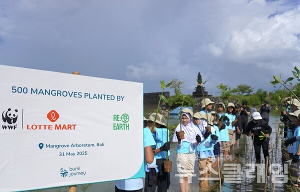 인도네시아 발리에 위치한 맹그로브 에버리텀 공원에서 맹그로브를 식재하는 현지 초등학생들의 모습. 롯데쇼핑 제공