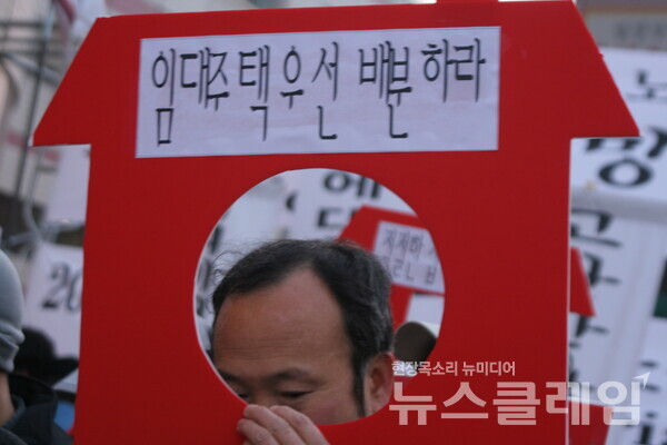 임대주택을 요구하는 홈리스 사진=최인기