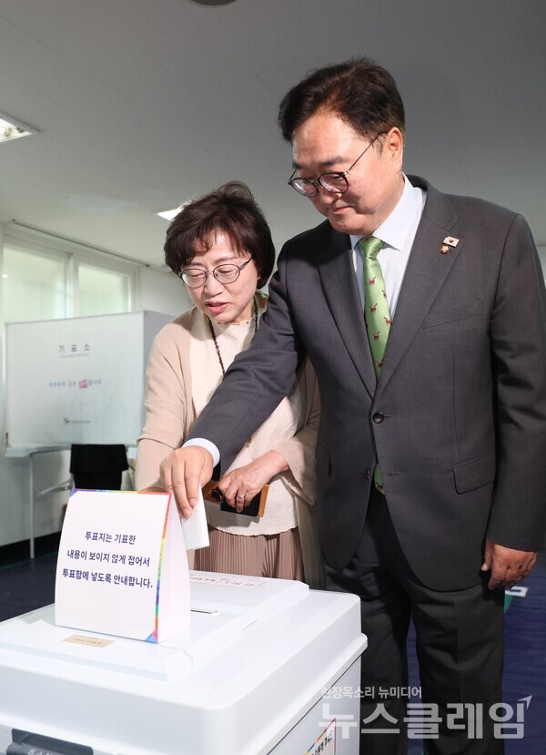 우원식 국회의장이 3일 오전 서울 노원구 한청경로당에 마련된 하계1동 제4투표소에서 부인 신혜경 씨와 투표를 하고 있다. 사진=우원식 페이스북