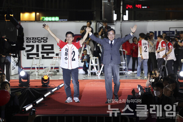 김문수 국민의힘 대선 후보가 지난 2일 서울시청 앞 서울광장에서 열린 피날레 유세에서 이낙연 새미래민주당 상임고문의 손을 잡고 지지를 호소하고 있다. 사진=국민의힘
