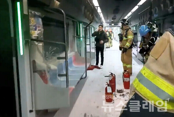 지난달 31일 서울 지하철 5호선 열차 방화사고 발생 직후 객차 내부에 진입한 소방대원들이 잔불 정리와 상황 점검을 진행하고 있다. 사진=영등포소방서
