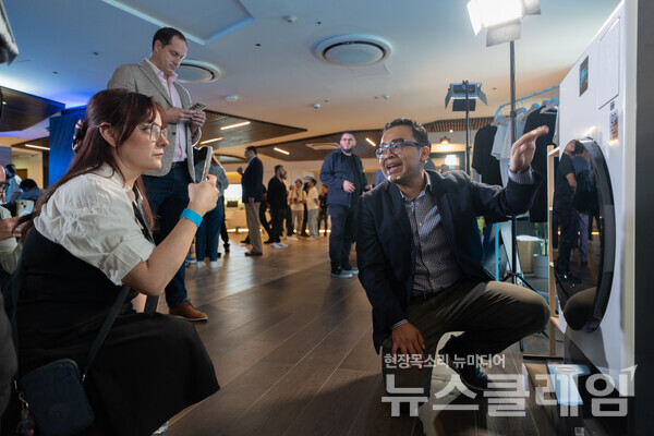 멕시코시티에서 진행된 삼성전자 '2025 중남미 테크세미나'에서 참석자들이 '비스포크 AI 가전' 신제품을 살펴보고 있다. 삼성전자 제공