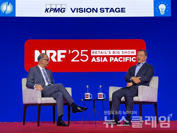 김상현 롯데 유통군 총괄대표 부회장이 싱가포르에서 열린 'NRF Big Show APAC 2025'에서 롯데 유통군의 혁신과 글로벌 진출 사례를 공유했다. 롯데쇼핑 제공