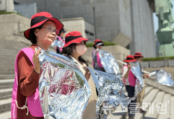 5일 오전 서울 종로구 세종문화회관 계단에서 열린 '성평등 노동 없는 진짜 대한민국은 없다' 기자회견. 사진=전국여성노동조합