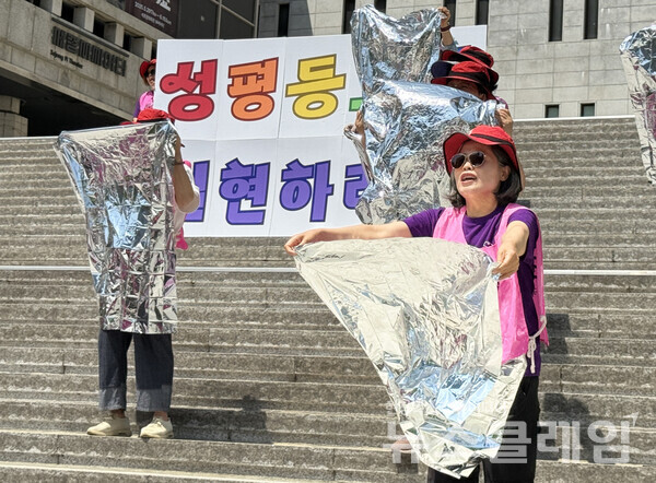 5일 오전 서울 종로구 세종문화회관 계단에서 열린 '성평등 노동 없는 진짜 대한민국은 없다' 기자회견. 사진=전국여성노동조합