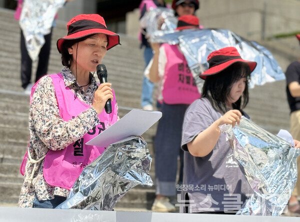 5일 오전 서울 종로구 세종문화회관 계단에서 열린 '성평등 노동 없는 진짜 대한민국은 없다' 기자회견. 사진=전국여성노동조합