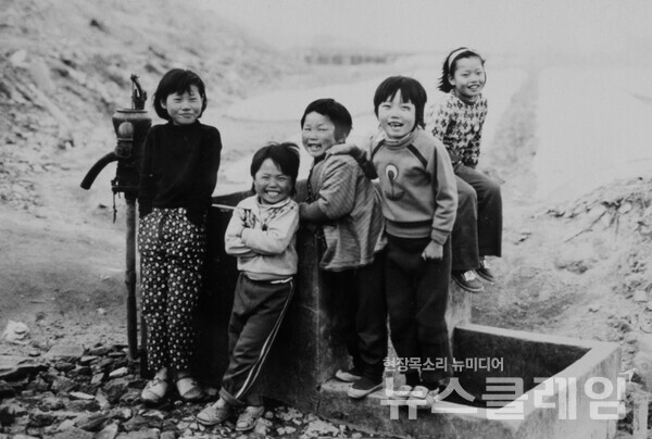 청계천의 아이들. 사진=노무라모토유키