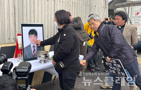 6일 태안화력발전소 정문 앞에서 열린 '청년비정규직노동자 고 김융균 5기 현장추모제'. 사진=김용균재단