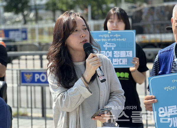 11일 오전 서울 용산 대통령 집무실 앞에서 진행된 '이재명 정부 면담 요청 기자회견'. 사진=빈곤사회연대