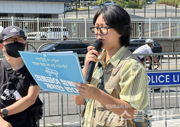 11일 오전 서울 용산 대통령 집무실 앞에서 진행된 '이재명 정부 면담 요청 기자회견'. 사진=빈곤사회연대