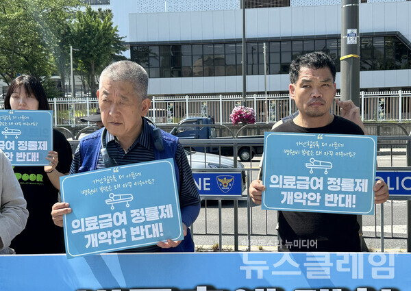 11일 오전 서울 용산 대통령 집무실 앞에서 진행된 '이재명 정부 면담 요청 기자회견'. 사진=빈곤사회연대