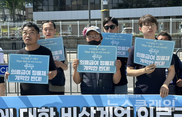 11일 오전 서울 용산 대통령 집무실 앞에서 진행된 '이재명 정부 면담 요청 기자회견'. 사진=빈곤사회연대