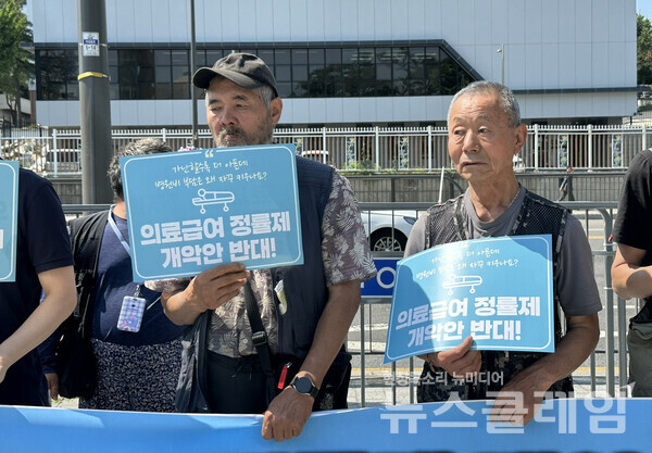 11일 오전 서울 용산 대통령 집무실 앞에서 진행된 '이재명 정부 면담 요청 기자회견'. 사진=빈곤사회연대