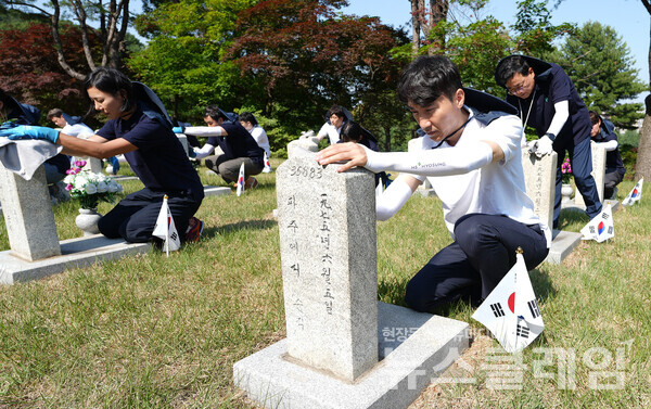 HS효성이 호국보훈의 달을 맞아 지난 11일 국립서울현충원을 찾아 현충탑을 참배하고 묘역 정화 활동을 실시했다. HS효성 제공