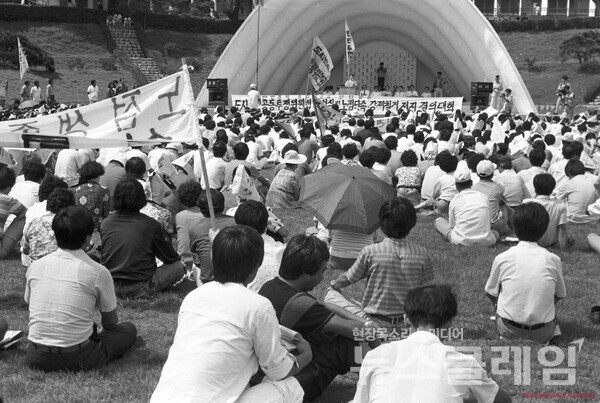 1988년 6월 13일 성균관대학교에서 집회를 개최하는 노점상. 사진=민주화운동계승사업회