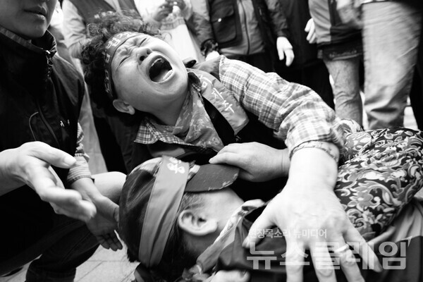 단속받는 노점상. 사진=최인기