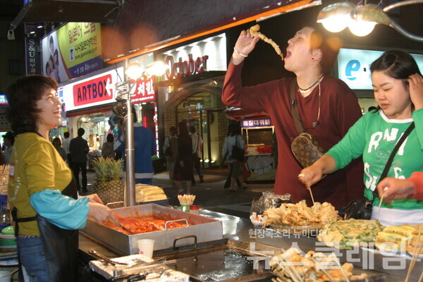 장사하는 노점상의 모습. 사진=최인기