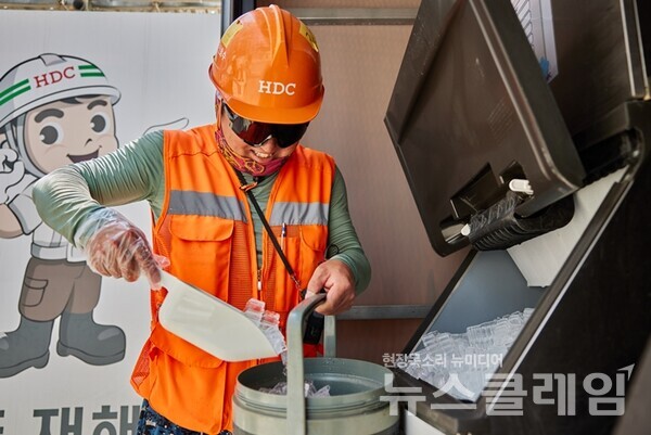 HDC현대산업개발(대표 정경구)은 혹서기 근로자 건강장해 예방을 위한 ‘HDC 고드름 캠페인’을 실시했다고 12일 밝혔다. HDC현대산업개발 제공