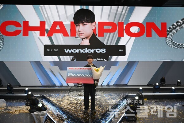넥슨(공동 대표 강대현∙김정욱)은 자사가 서비스하는 ‘EA SPORTS FC™ Online’의 국내 최상위 정규리그 ‘2025 FC 온라인 슈퍼 챔피언스 리그' 스프링’에서 Gen.G의 ‘wonder08’ 고원재가 최종 우승을 차지했다고 16일 밝혔다. 넥슨 제공