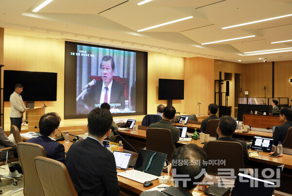 2025 SK 경영전략회의에 참여한 SK 경영진이 최종현 선대회장의 육성을 들으며 SKMS 철학과 정신을 되새기고 있다. SK 제공