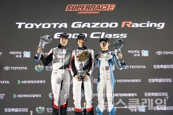 금호 SL모터스포츠 드라이버 이창욱 선수, (왼쪽) 노동기 선수와 (오른쪽) 브랜뉴 레이싱 헨잔 료마 선수가 3라운드 포디엄을 차지하며 사진 촬영을 하고 있다. 금호타이어 제공