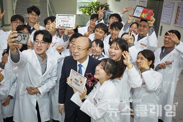 김승연 한화그룹 회장이 올해 첫 현장경영으로 한화토탈에너지스 대산공장을 방문해 직원들과 함께 사진을 찍고 있다. 한화 제공