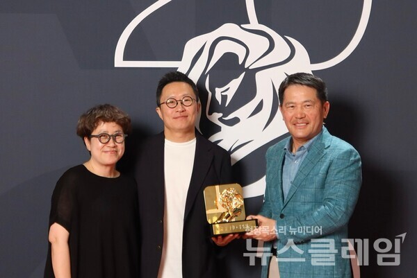 국제 광고제 '칸 라이언즈(Cannes Lions) 2025'에서 단편 영화 '밤낚시'가 엔터테인먼트(Entertainment) 부문 그랑프리(Grand prix)를 수상해 (왼쪽부터) 이노션 최고 크리에이티브 책임자(CCO) 김정아 부사장, 현대자동차 브랜드마케팅본부장 지성원 전무, 이노션 이용우 대표이사가 기념 촬영을 하고 있다. 현대자동차 제공