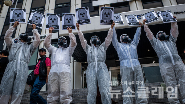 18일 오전 원자력안전위원회 앞에서 열린 '노후 핵발전소 수명연장 중단 요구 기자회견'. 사진=탈핵시민행동