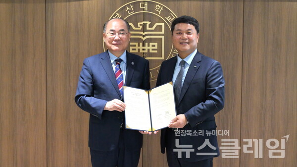 18일 부산대학교에서 진행된 풀무원푸드앤컬처와 부산대학교의 ‘지역 예술문화 활성화를 위한 업무 협약식’에서 풀무원푸드앤컬처 이동훈 대표(오른쪽)와 부산대학교 최재원 총장(왼쪽)이 협약을 체결하고 기념촬영을 하고 있다. 풀무원 제공