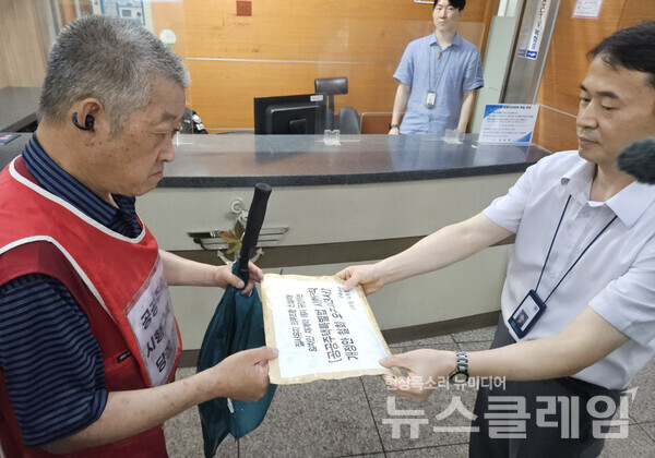 20일 오전 서울 용산 대통령실 맞은 편에서 열린 ‘공공주택특별법’ 시행규칙 개정안 철회 요구 기자회견. 사진=빈곤사회연대