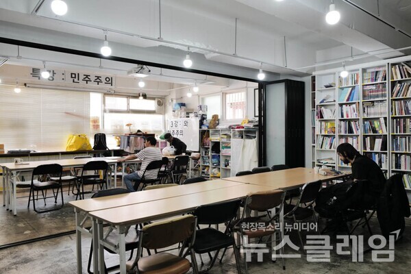 아랫마을 강당. 사진=최인기