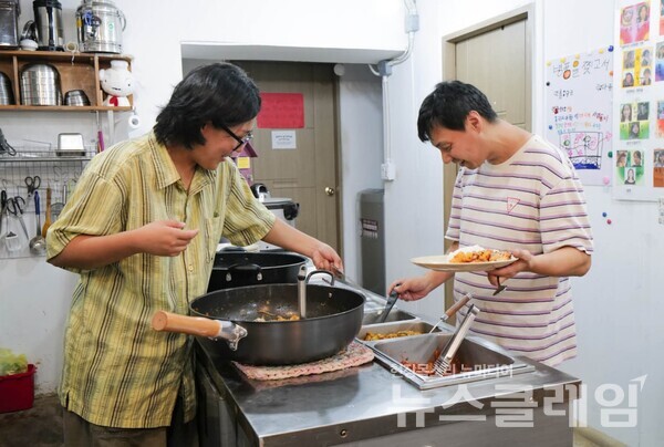 적자가 쌓이는 아랫마을. 사진=최인기