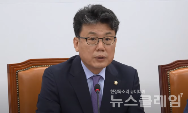 더불어민주당 진성준 정책위의장이 24일 오전 서울 여의도 국회에서 열린 원내대책회의에서 발언하고 있다. 사진=더불어민주당