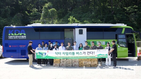 롯데웰푸드 관계자들이 해병대 2사단 볼음소초를 방문해 ‘닥터자일리톨 버스가 간다!’ 캠페인 기념 촬영을 하고 있다. 롯데웰푸드 제공