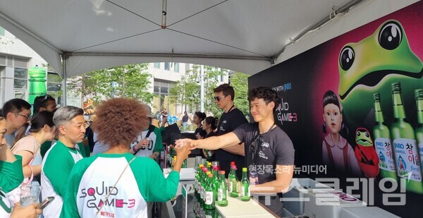 하이트진로(대표 김인규)는 지난 20일(현지시간) 미국 뉴욕 도미노파크(Domino Park)에서 열린 ‘오징어 게임 시즌3 뉴욕팬 이벤트’에 단독 브랜드 파트너로 참여해 진로(JINRO) 부스를 운영했다고 25일 밝혔다. 하이트진로 제공