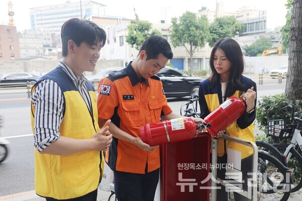 CJ올리브네트웍스 봉사단과 용산소방서 소방관이 함께 '보이는 소화기' 점검에 나서고 있다. 용산소방서 제공