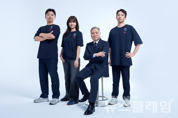 보안 앰배서더로 선정된 권일용 교수(오른쪽 2번째)와 LG유플러스 직원들이 전국 매장에 부착될 포스터 촬영을 하고 있다. LG유플러스 제공